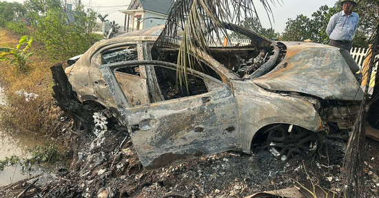 Ô tô chở 2 người bất ngờ bốc cháy ngùn ngụt, trơ khung