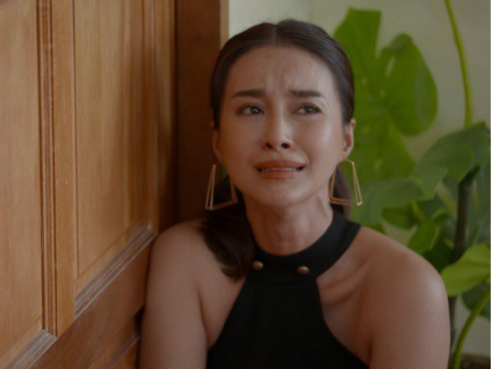Thấy con gấu bông trên bàn thờ, chồng giận dữ ném đi còn tôi 'sốc ngất' khi nhận ra bí mật về đứa con năm ấy