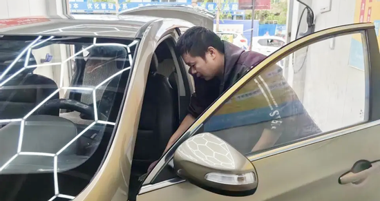 Thoát chết nhờ người lạ, người đàn ông mở tiệm rửa xe miễn phí để trả ơn