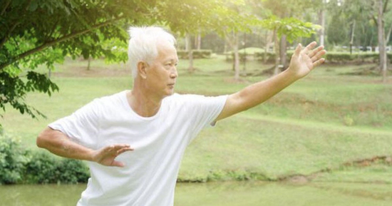 Vợ mất, con cái làm ăn xa, cụ ông tiết lộ 3 điều giúp bản thân có tuổi già hạnh phúc khiến cả làng ghen tỵ