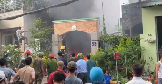 Cháy dữ dội tại TPHCM, 14 xe máy bị thiêu rụi