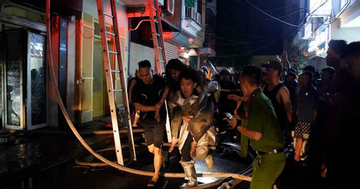 Giải cứu 5 người trong vụ cháy ngôi nhà 6 tầng lúc nửa đêm