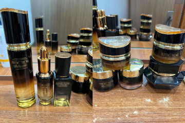 “Hỏng” mặt sau vài ngày dùng mỹ phẩm online: Cô gái mang cả túi sản phẩm đi cầu cứu bác sĩ