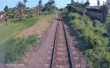 Khoảnh khắc xe công nông bị tàu hỏa húc văng khi băng qua đường sắt khiến 3 người thương vong