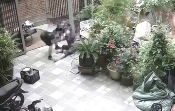 Phẫn nộ clip chồng đánh vợ dã man từ ngoài sân vào trong nhà