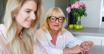 Sau đám tang thông gia, mẹ chồng đưa tờ giấy khiến con dâu khóc òa