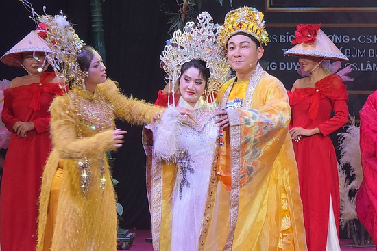 Sau ồn ào hát chui, show có con gái NSƯT Vũ Linh bị tố diễn ca khúc không xin phép