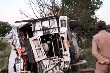 Xe chở khách nát vụn sau cú đâm trực diện xe tải, ít nhất 6 người thiệt mạng