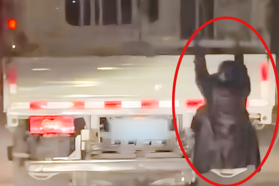 Nghi chồng ngoại tình, vợ bám vào xe tải đi đánh ghen