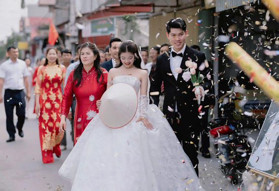 Cô gái Hải Phòng lấy anh hàng xóm, hai nhà dựng chung rạp, đặt chung 130 mâm cỗ