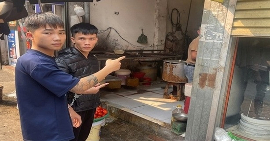 Đêm khuya, 2 thanh niên ‘tráo’ mã QR của hàng loạt cửa hàng