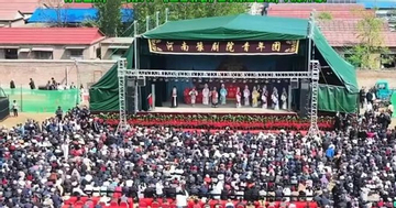 Doanh nhân chi hơn 1,9 tỷ đồng mừng thọ cha, mời cả làng xem kịch miễn phí