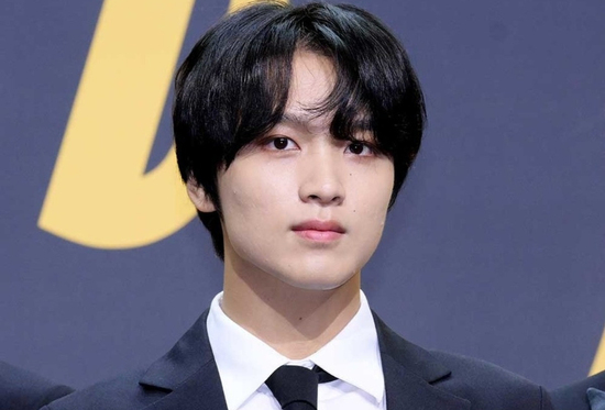 Nam ca sĩ 26 tuổi bị fan cuồng chửi bới, gây hỗn loạn tại sân bay