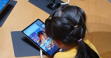 Người lớn còn khó cưỡng nổi sức hút của mạng xã hội, cấm trẻ em là thiếu thực tế