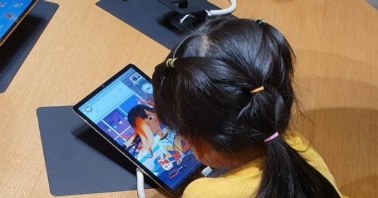 Người lớn còn khó cưỡng nổi sức hút của mạng xã hội, cấm trẻ em là thiếu thực tế