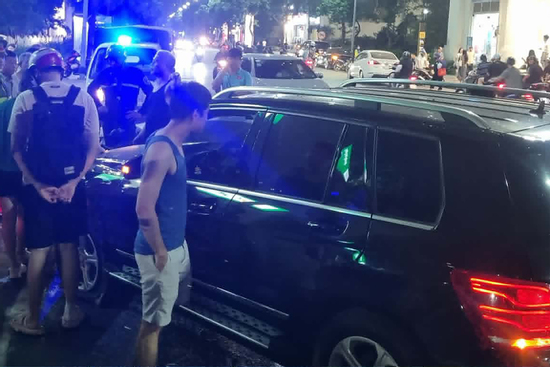 Ô tô Mercedes đâm liên hoàn 2 xe khác trong khu đô thị Hà Nội