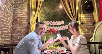 Yêu xa hơn 1 năm, bạn trai Mỹ bay 15.000km tới TPHCM, cô gái vẫn tưởng 'bị lừa'