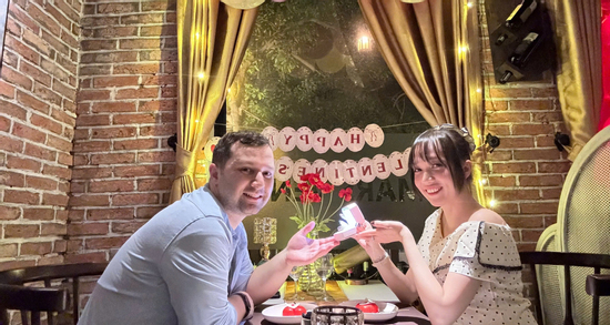 Yêu xa hơn 1 năm, bạn trai Mỹ bay 15.000km tới TPHCM, cô gái vẫn tưởng 'bị lừa'