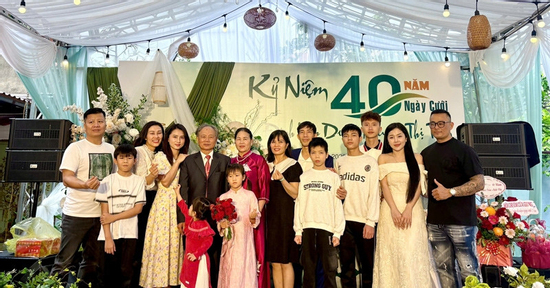 Chàng rể Bắc Ninh dựng rạp, làm 'đám cưới lần 2' cho bố mẹ vợ, hàng xóm khen ngợi