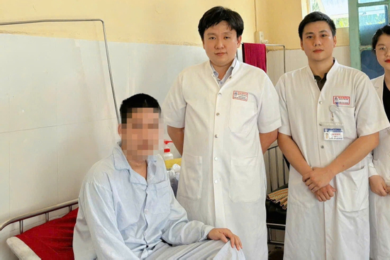 Nam thanh niên tự nuốt 3 bàn chải đánh răng vào bụng