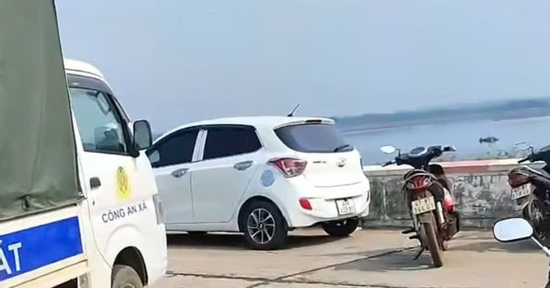 Người đàn ông đỗ ô tô trên bờ rồi bất ngờ nhảy xuống hồ
