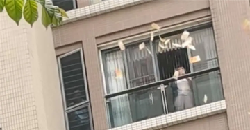 Người phụ nữ liên tục ném tiền xuống đất, nhiều người tranh nhau nhặt