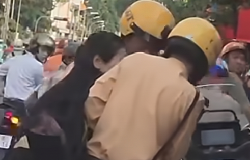 Sự thật video cô gái giật tờ giấy màu xanh từ tay CSGT