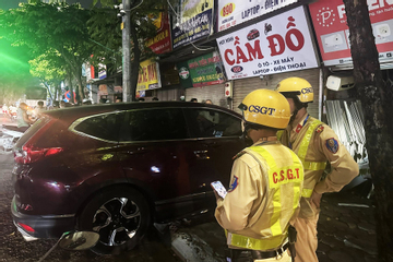 Tài xế vi phạm nồng độ cồn 'kịch khung', lái ô tô đâm vào hàng cầm đồ ở Hà Nội