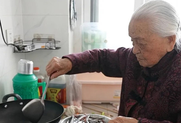 104 tuổi vẫn tự nấu ăn, dùng răng tách vỏ hải sản, cụ bà khiến con cháu nể phục vì sức khỏe đáng kinh ngạc