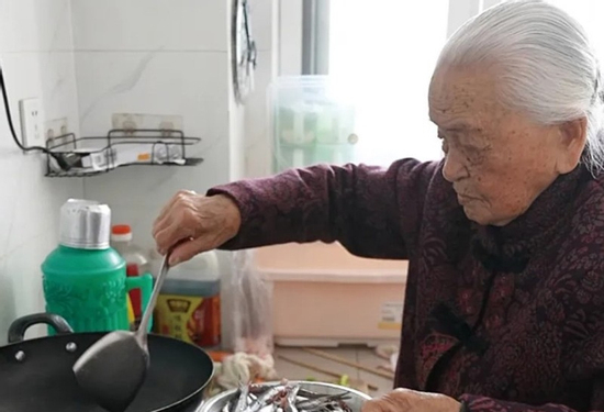 104 tuổi vẫn tự nấu ăn, dùng răng tách vỏ hải sản, cụ bà khiến con cháu nể phục vì sức khỏe đáng kinh ngạc