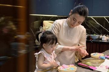Cặp song sinh nhà Phương Oanh gây cười khi theo mẹ vào bếp làm bánh