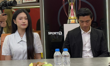 Doãn Hải My rạng rỡ cùng Đoàn Văn Hậu trong ngày gia hạn với Công an Hà Nội