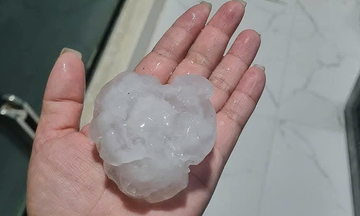 Mưa đá to như nắm tay trút ầm ầm xuống Bắc Hà