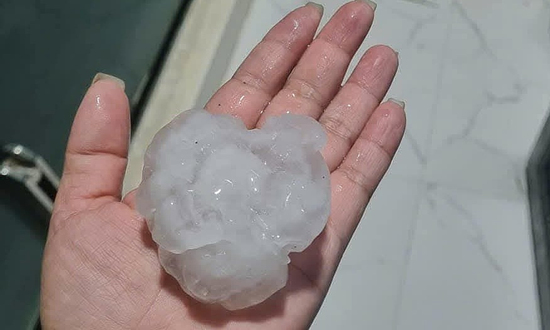 Mưa đá to như nắm tay trút ầm ầm xuống Bắc Hà