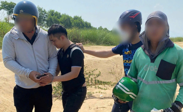 Mượn điện thoại của tài xế GrabBike rồi vờ đi vệ sinh để cướp