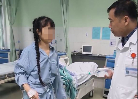 14 tuổi đã phải phẫu thuật cột sống vì thói quen ngồi vẽ