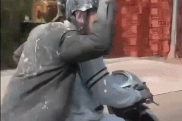 CSGT xử lý 30 thanh thiếu niên tụ tập chạy xe dàn hàng ngang, ném bột trên phố