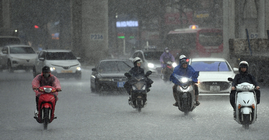 Ổ mây lớn đậm đặc lan rộng, Hà Nội trời tối sầm, có thể mưa giông mạnh