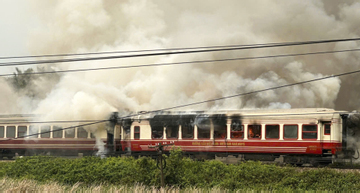 Tàu khách Hải Phòng - Hà Nội bất ngờ cháy ngùn ngụt, 2 toa bị thiêu rụi
