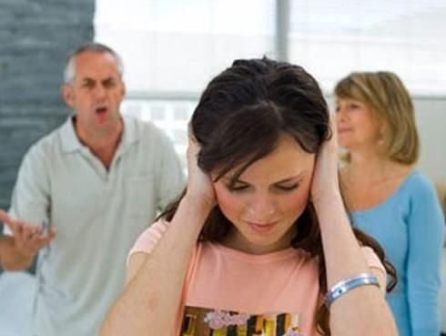 Thấy bố chồng đứng trước phòng chị giúp việc lén lau nước mắt, tôi 'ngã quỵ' trước sự thật