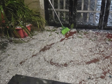 VIDEO: Chị gái nhanh trí ôm em nhỏ lao khỏi giường khi mưa đá ầm ầm dội xuống