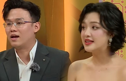 Yêu á hậu, chàng trai có màn cầu hôn ‘dở khóc dở cười’ lúc đêm khuya