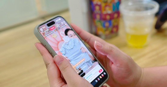 Chồng đòi ly hôn vì tôi chỉ thích xem livestream