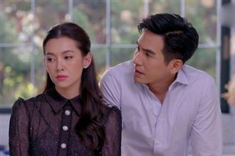 Đêm cuối trước khi ra tòa, tôi đưa chồng món đồ cũ mèm, nhìn thấy nó anh bỗng quỵ xuống khóc nghẹn xin tôi tha thứ