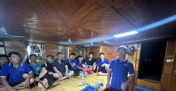 Thuyền trưởng kể lại 30 phút sinh tử khi 10 người trôi dạt trên biển