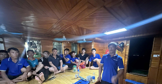 Thuyền trưởng kể lại 30 phút sinh tử khi 10 người trôi dạt trên biển