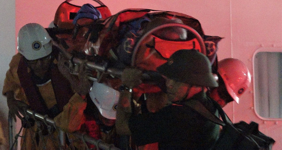 Xuyên đêm ứng cứu ngư dân đột quỵ, hôn mê trên vùng biển Hoàng Sa