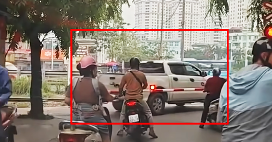 Clip 'thót tim' xe bán tải bất chấp lao qua gác chắn tàu ở Hà Nội