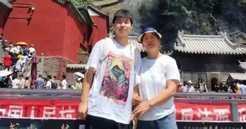 Con trai 16 tuổi hiến tế bào gốc cứu mẹ, cha rưng rưng nước mắt đứng chờ