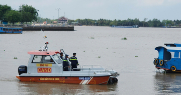 Hai người đàn ông rơi xuống sông mất tích sau tiệc sinh nhật trên tàu du lịch
